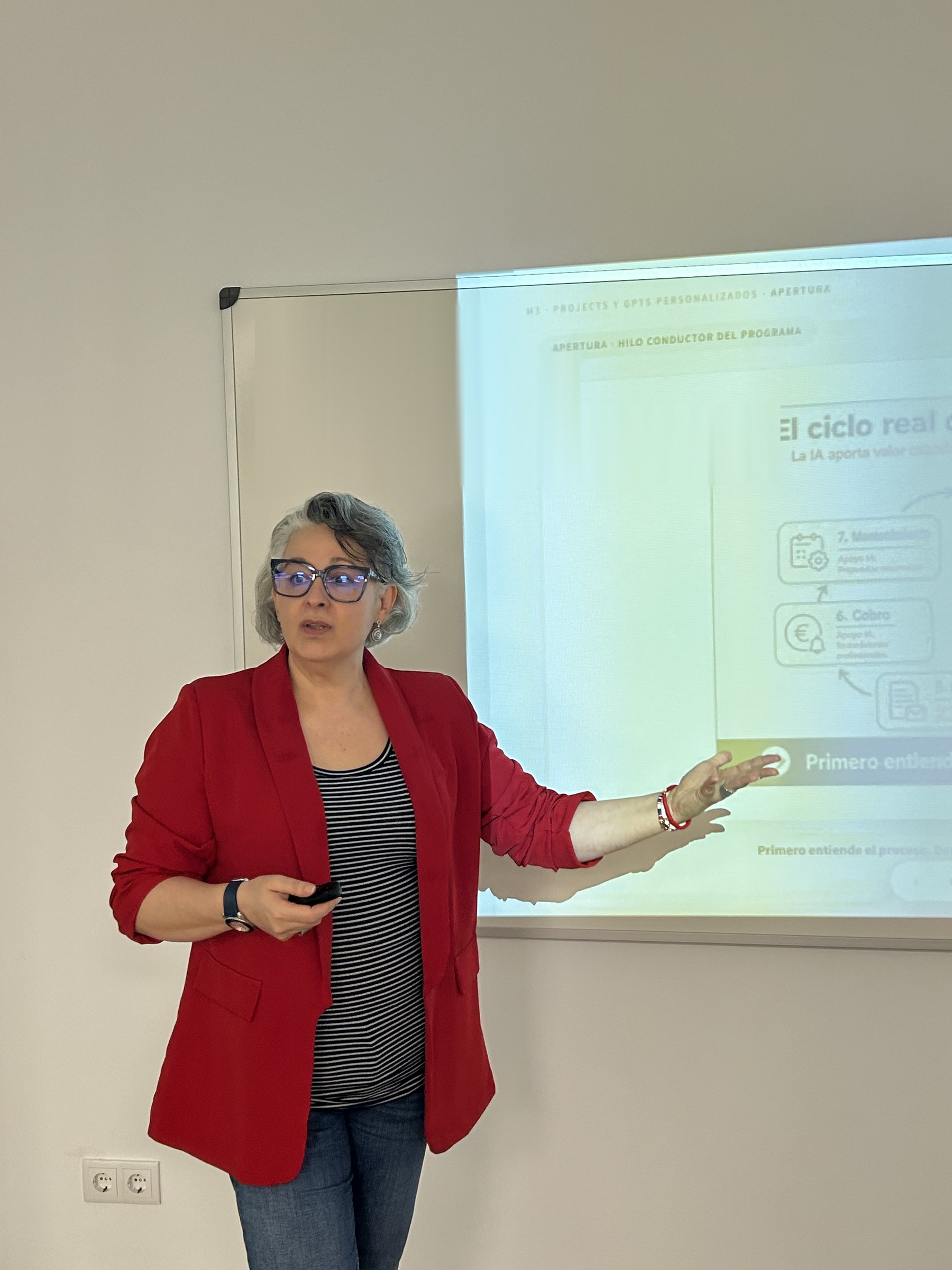 Pilar Ónega impartiendo una formación presencial, dirigiéndose al grupo con los brazos abiertos