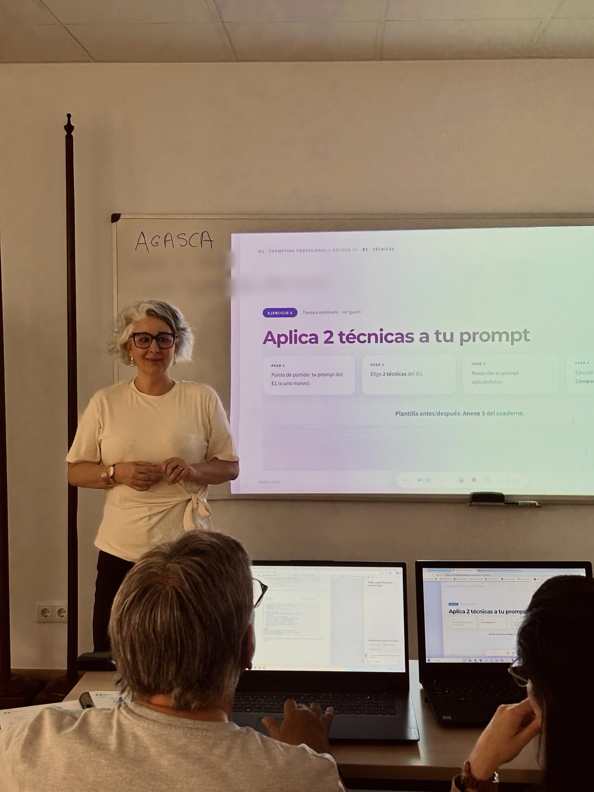 Pilar Ónega, formadora de IA para empresas, durante una sesión